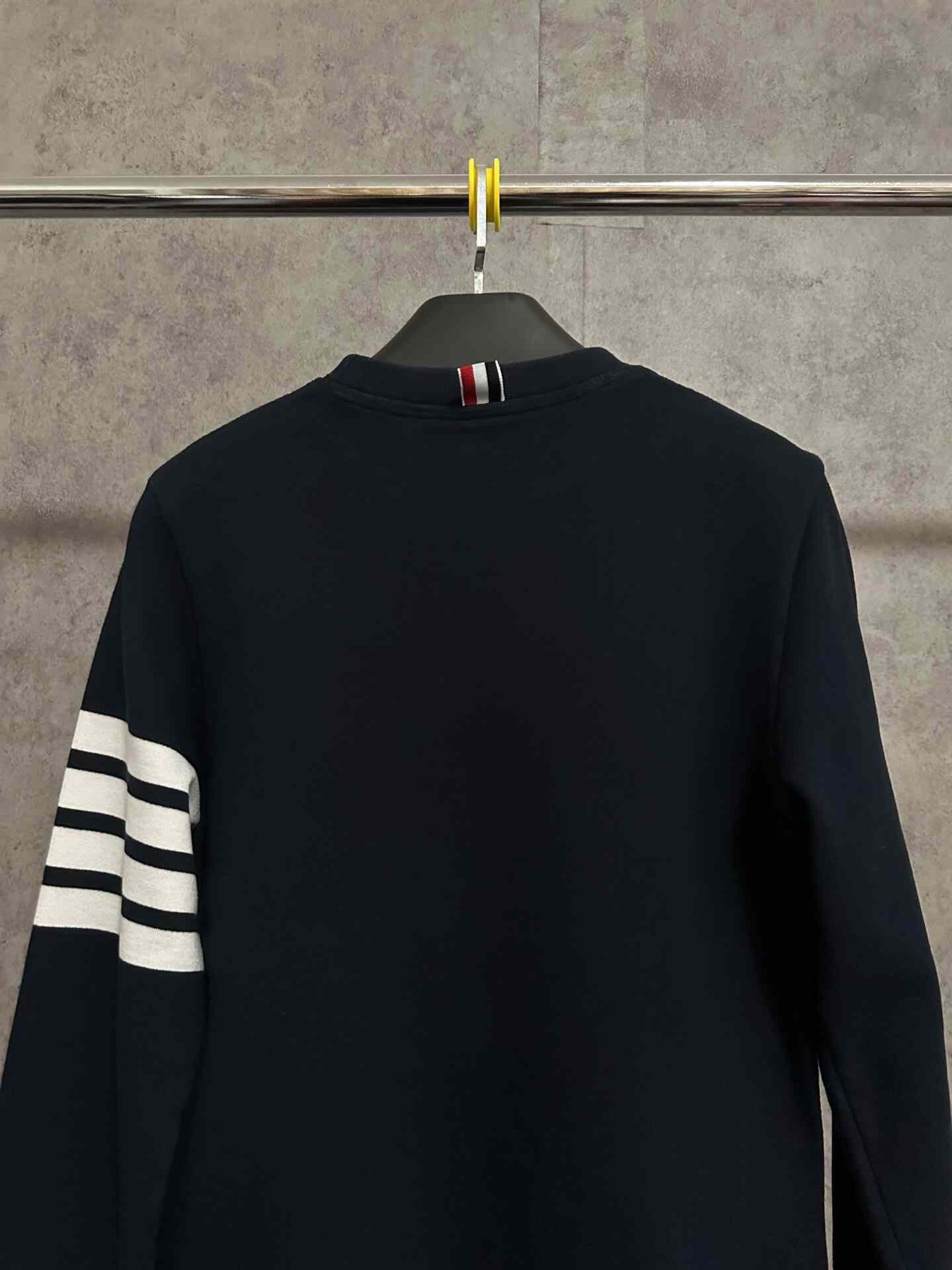 Thom Browne Thom Browne Classic Navy Four-Stripe Crewneck Sweatshirt Size US M / EU 48-50 / 2 - 6 Thumbnail