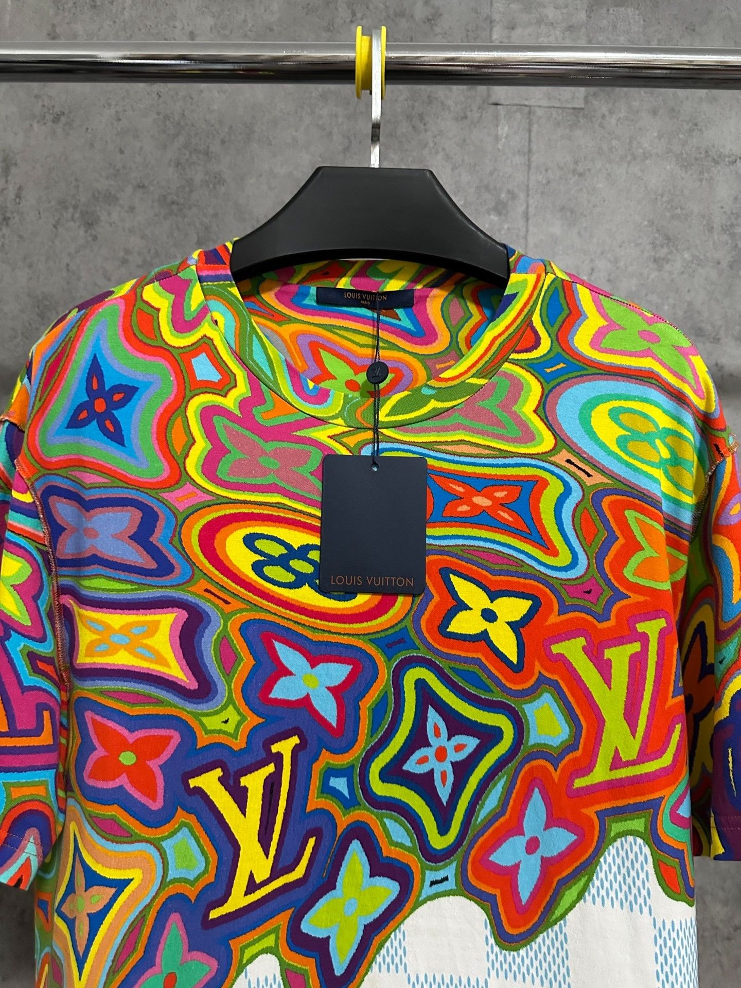 Louis Vuitton Louis Vuitton Colorful Dissolved Logo T-shirt Size US XL / EU 56 / 4 - 2 Thumbnail