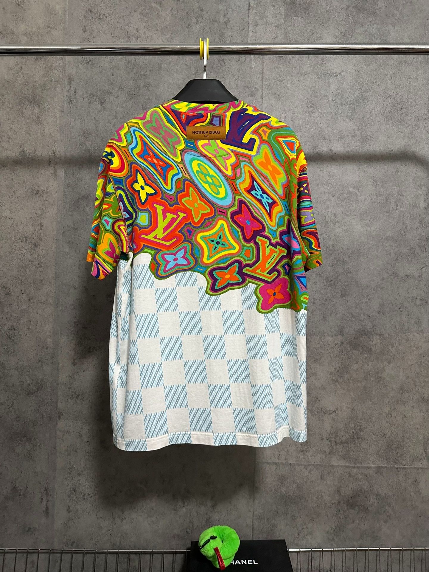 Louis Vuitton Louis Vuitton Colorful Dissolved Logo T-shirt Size US XL / EU 56 / 4 - 4 Thumbnail