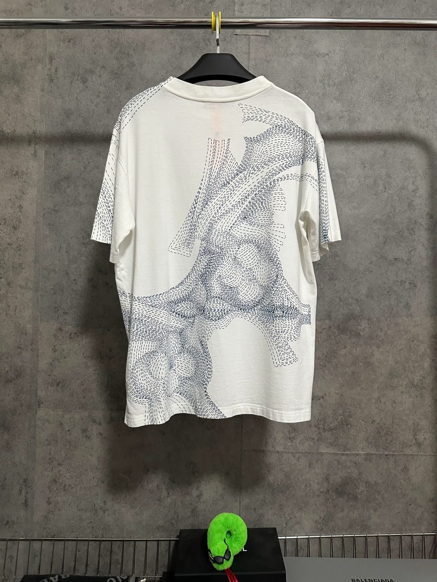 Louis Vuitton LV Three Flower Logo Short Sleeve T-Shirt Size US L / EU 52-54 / 3 - 4 Thumbnail