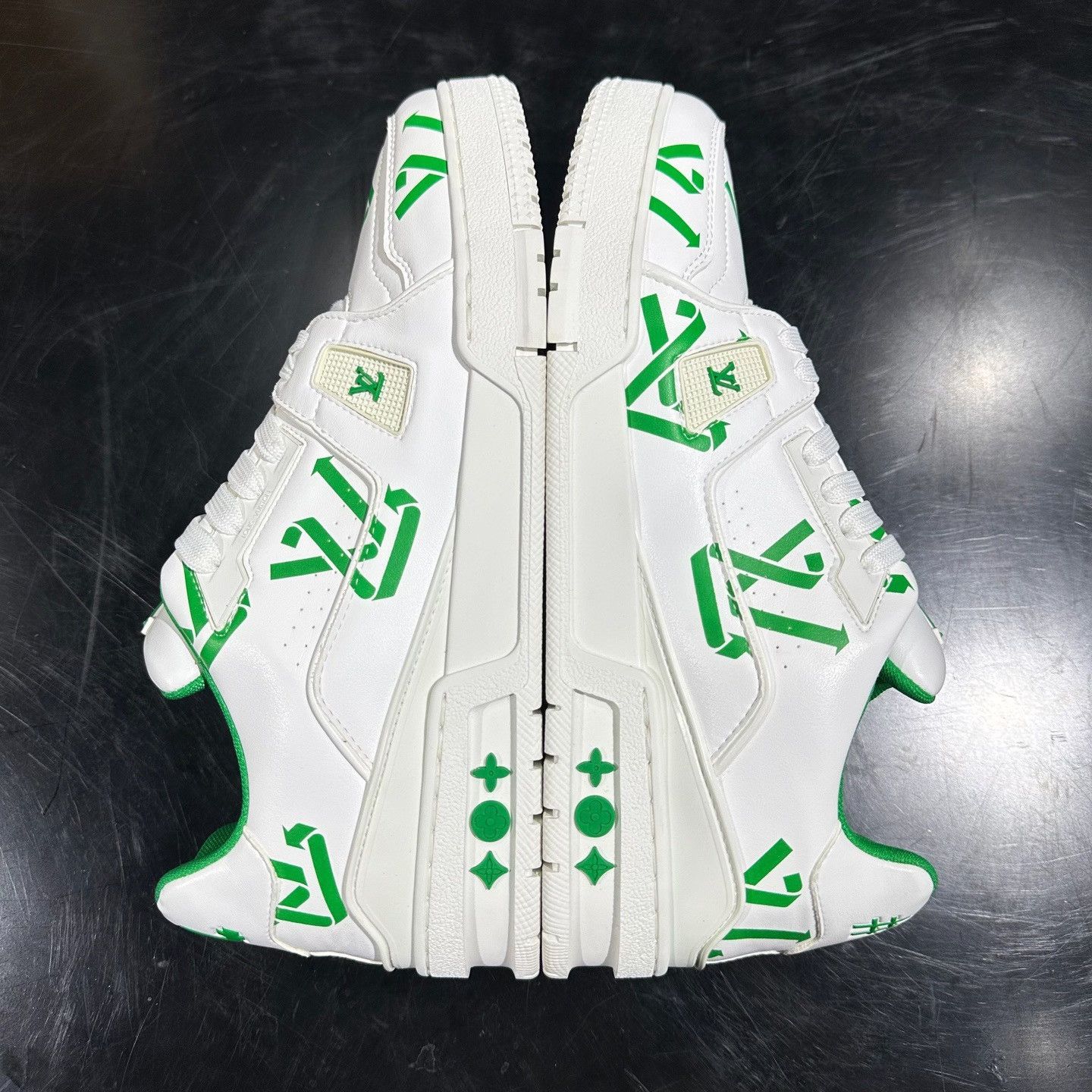 Louis Vuitton Louis Vuitton Trainer White Green Sneakers Size US 8.5 / EU 41-42 - 7 Thumbnail