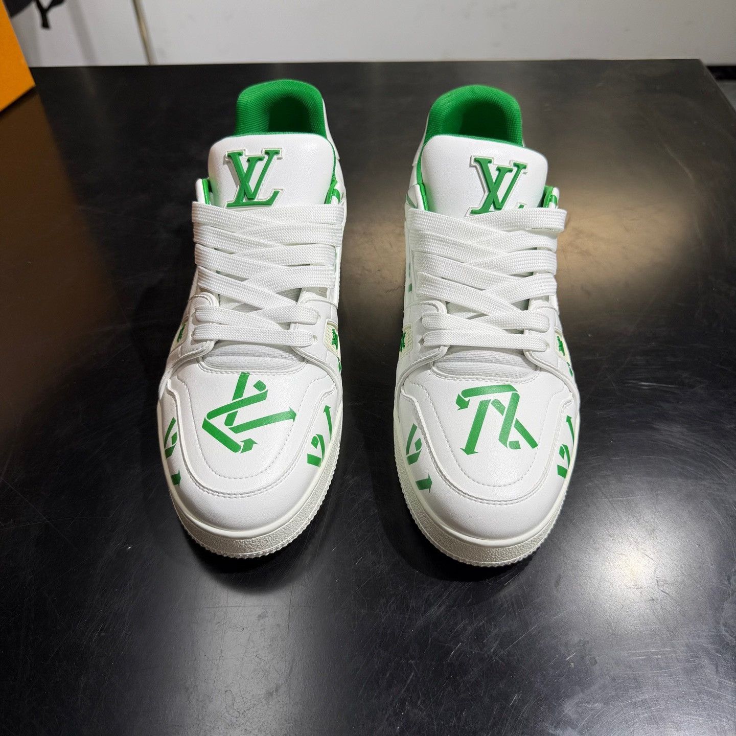 Louis Vuitton Louis Vuitton Trainer White Green Sneakers Size US 7 / EU 40 - 2 Thumbnail