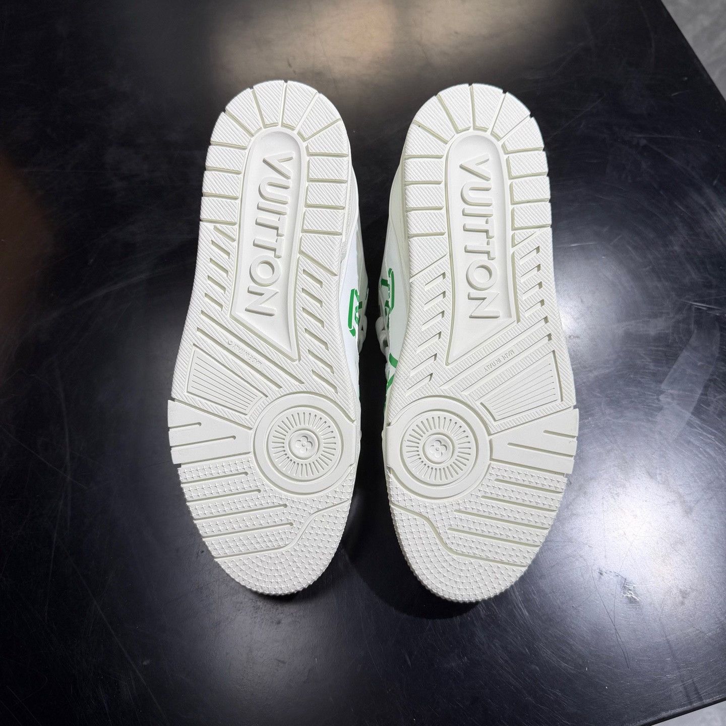 Louis Vuitton Louis Vuitton Trainer White Green Sneakers Size US 7 / EU 40 - 5 Thumbnail