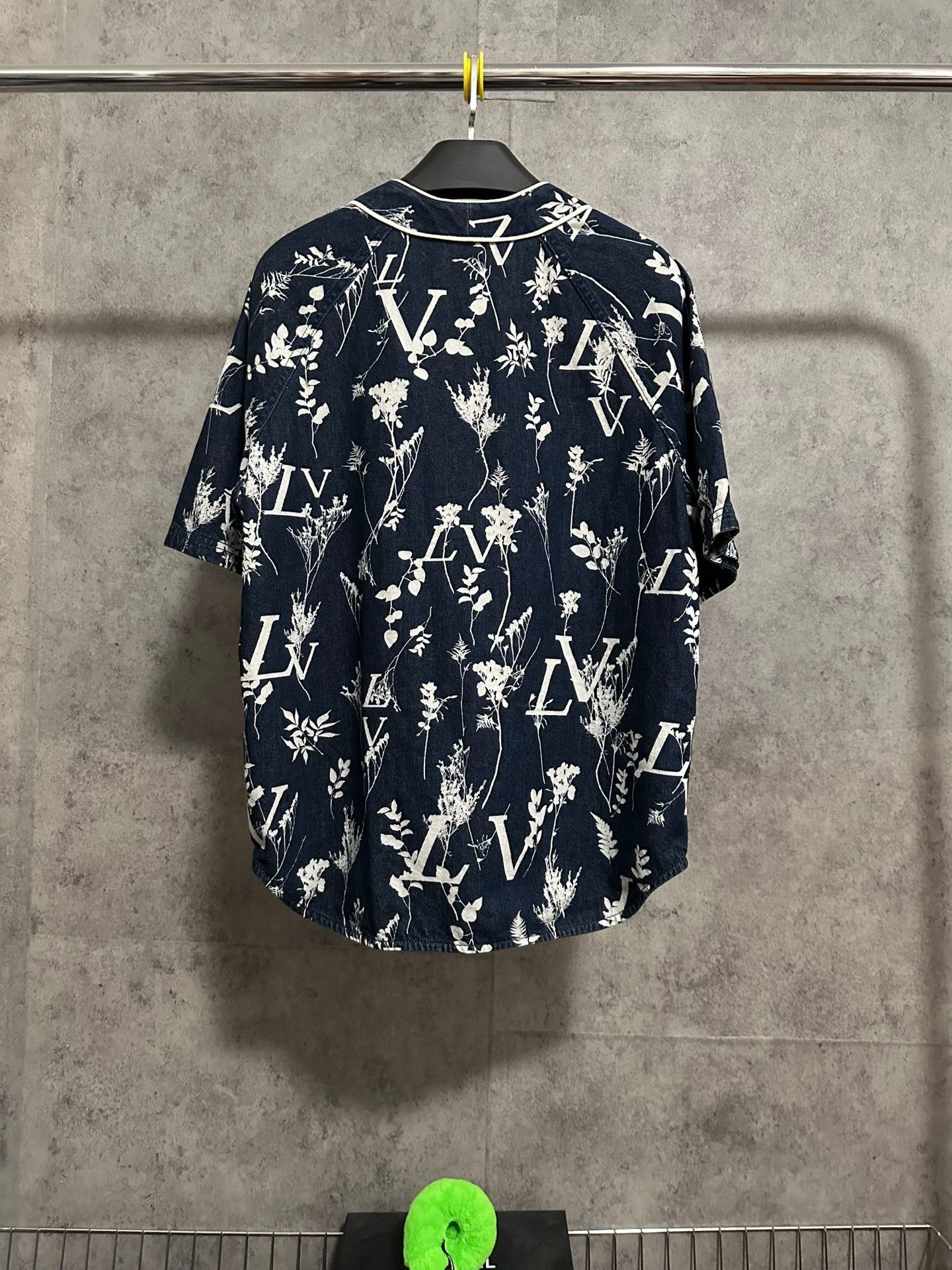 Louis Vuitton LV Denim Wheat Logo Short Sleeve Shirt Size US S / EU 44-46 / 1 - 5 Thumbnail