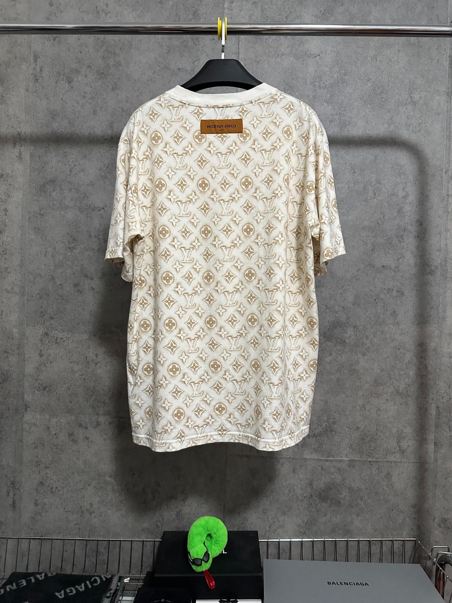 Louis Vuitton LV Logo Print Crewneck Short-Sleeve T-Shirt Size US XL / EU 56 / 4 - 4 Thumbnail