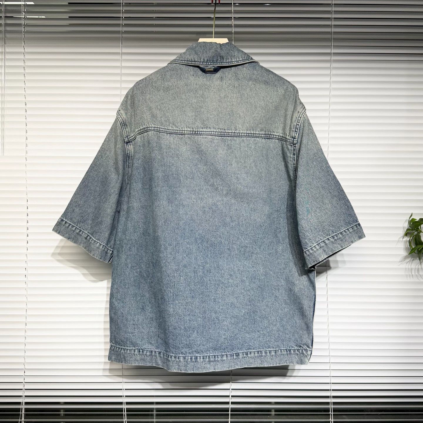 Louis Vuitton Louis Vuitton Denim Short-Sleeve Shirt Size US XL / EU 56 / 4 - 2 Thumbnail