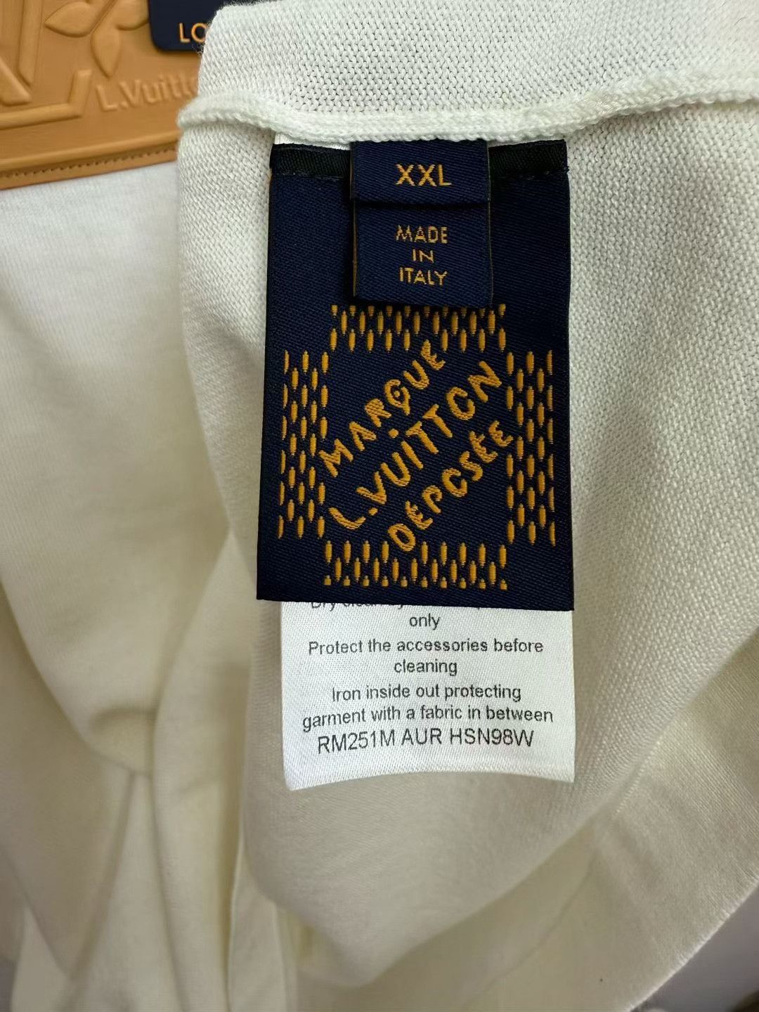 Louis Vuitton Louis Vuitton LV White Embossed Logo T-Shirt Size US XXL / EU 58 / 5 - 3 Thumbnail