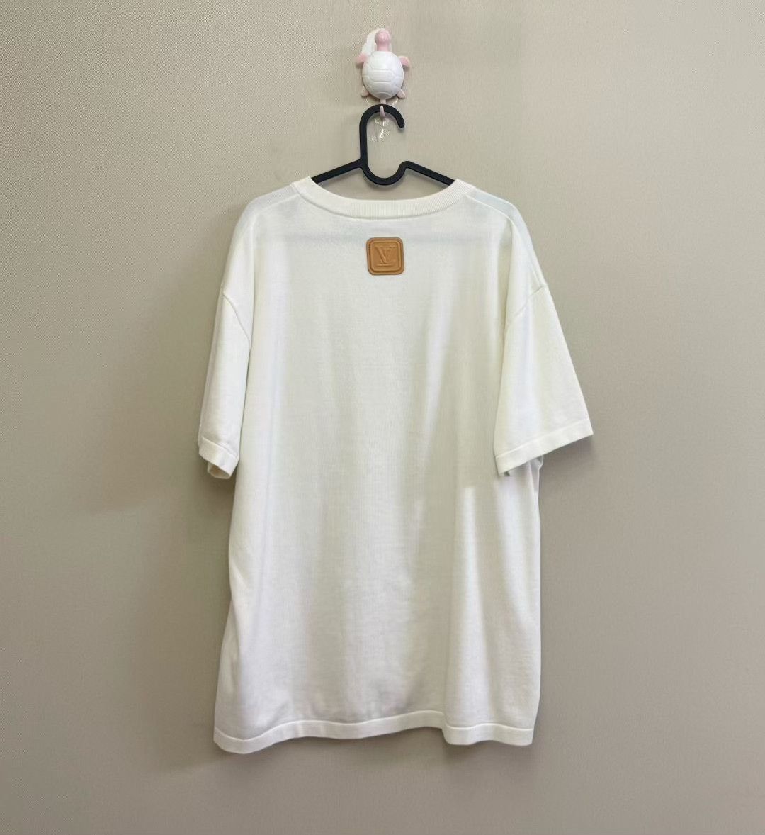 Louis Vuitton Louis Vuitton LV White Embossed Logo T-Shirt Size US XXL / EU 58 / 5 - 4 Thumbnail