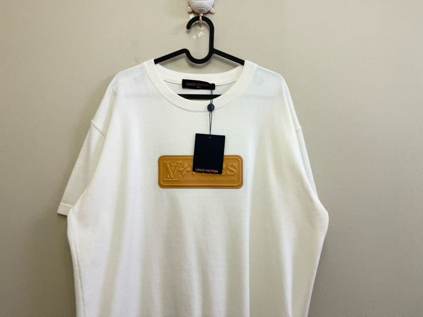 Louis Vuitton Louis Vuitton LV White Embossed Logo T-Shirt Size US XXL / EU 58 / 5 - 2 Thumbnail