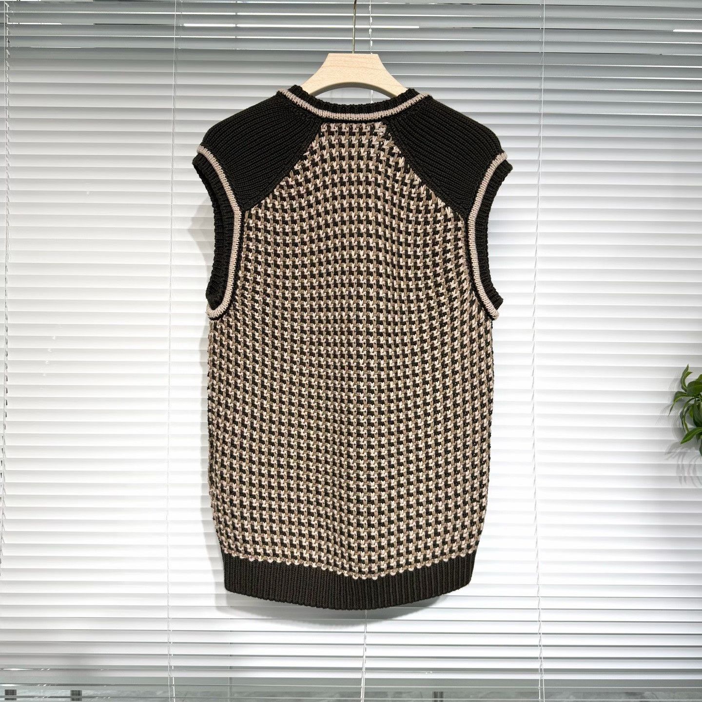 Louis Vuitton Louis Vuitton Knitted Vest M Brown Size US M / EU 48-50 / 2 - 2 Thumbnail