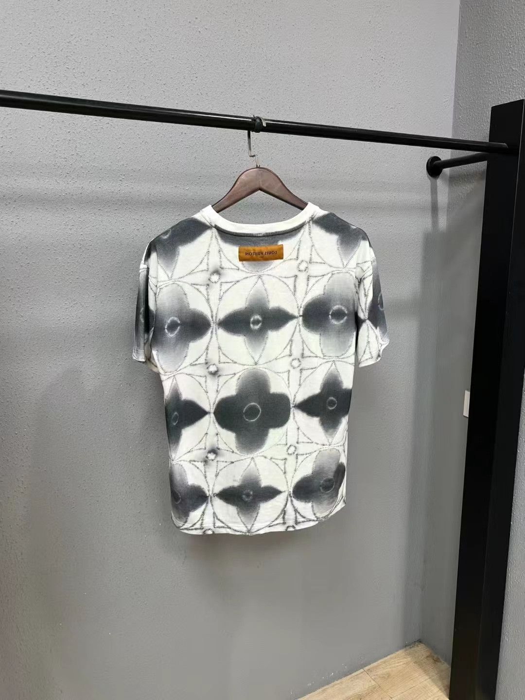 Louis Vuitton LV Ink Painting Short Sleeve Size US M / EU 48-50 / 2 - 2 Thumbnail