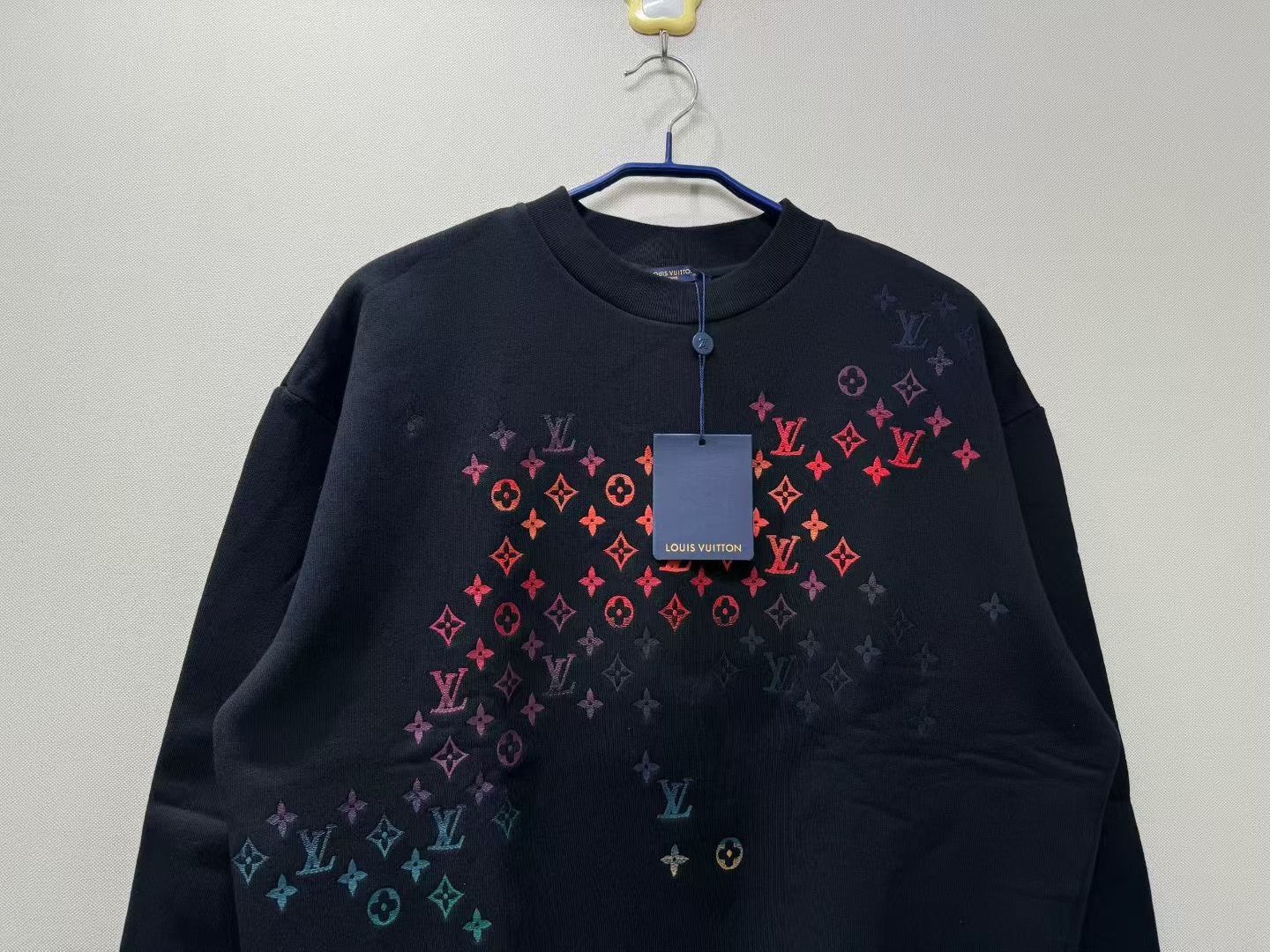 Louis Vuitton Louis Vuitton LV Embroidered Gradient Logo Sweatshirt Size US L / EU 52-54 / 3 - 2 Thumbnail