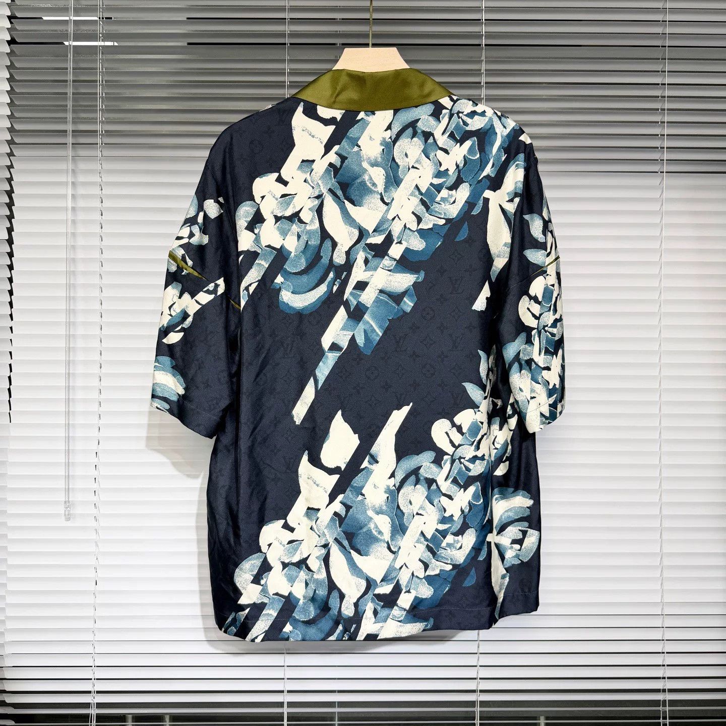 Louis Vuitton LV Silk Short-Sleeve Floral Monogram Shirt Size US M / EU 48-50 / 2 - 2 Thumbnail