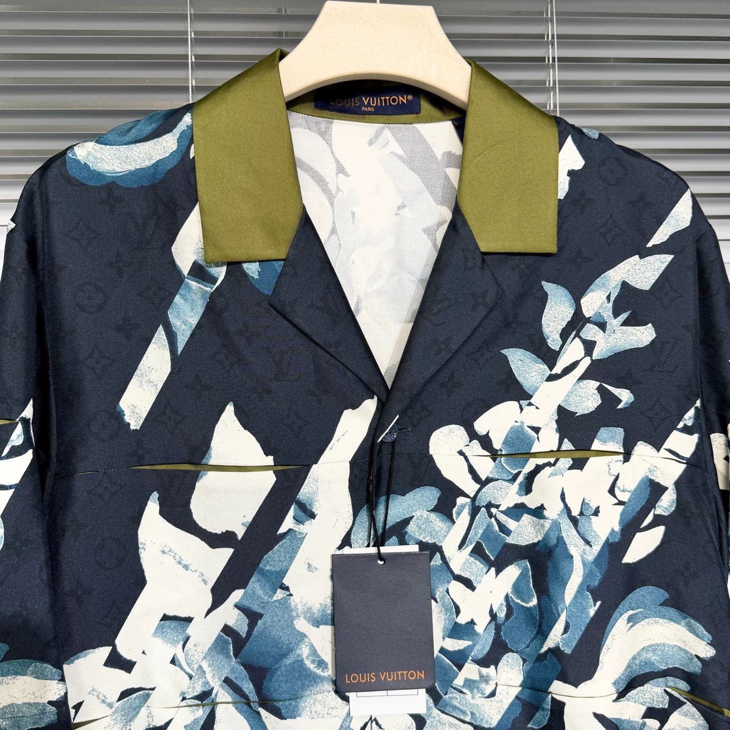 Louis Vuitton LV Silk Short-Sleeve Floral Monogram Shirt Size US M / EU 48-50 / 2 - 3 Thumbnail