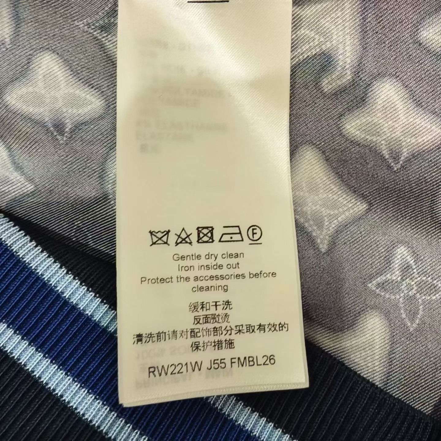 Louis Vuitton Louis Vuitton Silk All-Over Ink Print Top Size M / US 6-8 / IT 42-44 - 4 Thumbnail