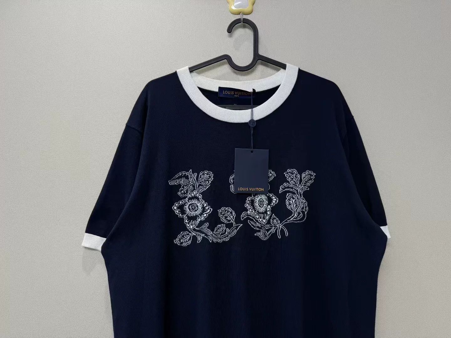 Louis Vuitton Louis Vuitton Embroidered Floral Logo T-Shirt Size US XL / EU 56 / 4 - 2 Thumbnail