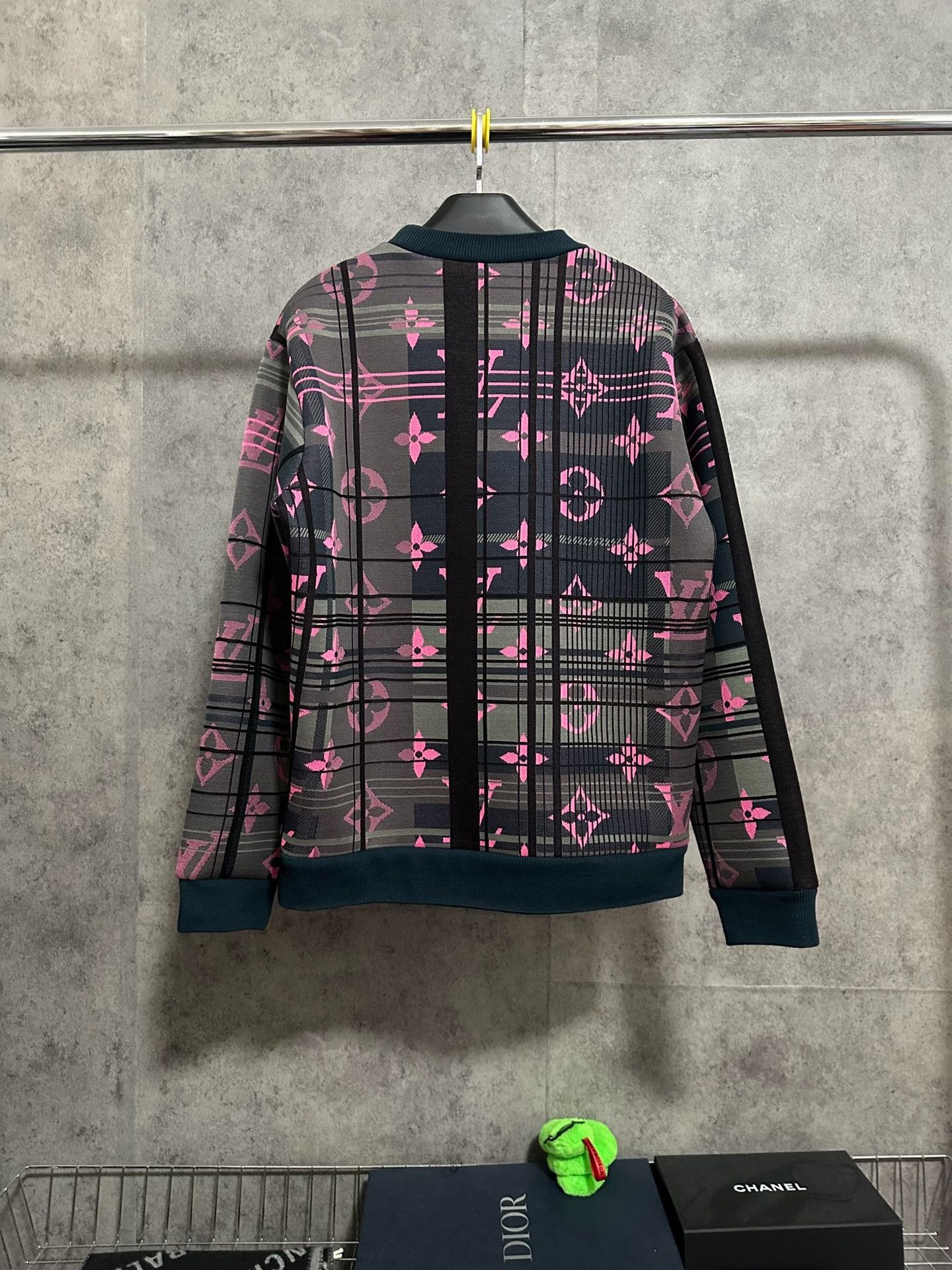 Louis Vuitton Louis Vuitton Neon Monogram Crewneck Sweatshirt Size US M / EU 48-50 / 2 - 4 Thumbnail