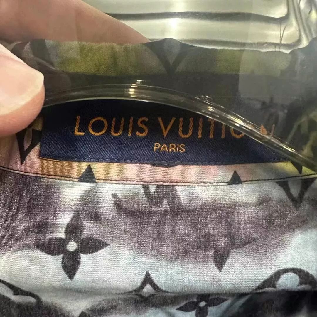 Louis Vuitton Louis Vuitton Tie-Dye Gradient Print Short-Sleeve Shirt Size US S / EU 44-46 / 1 - 2 Thumbnail