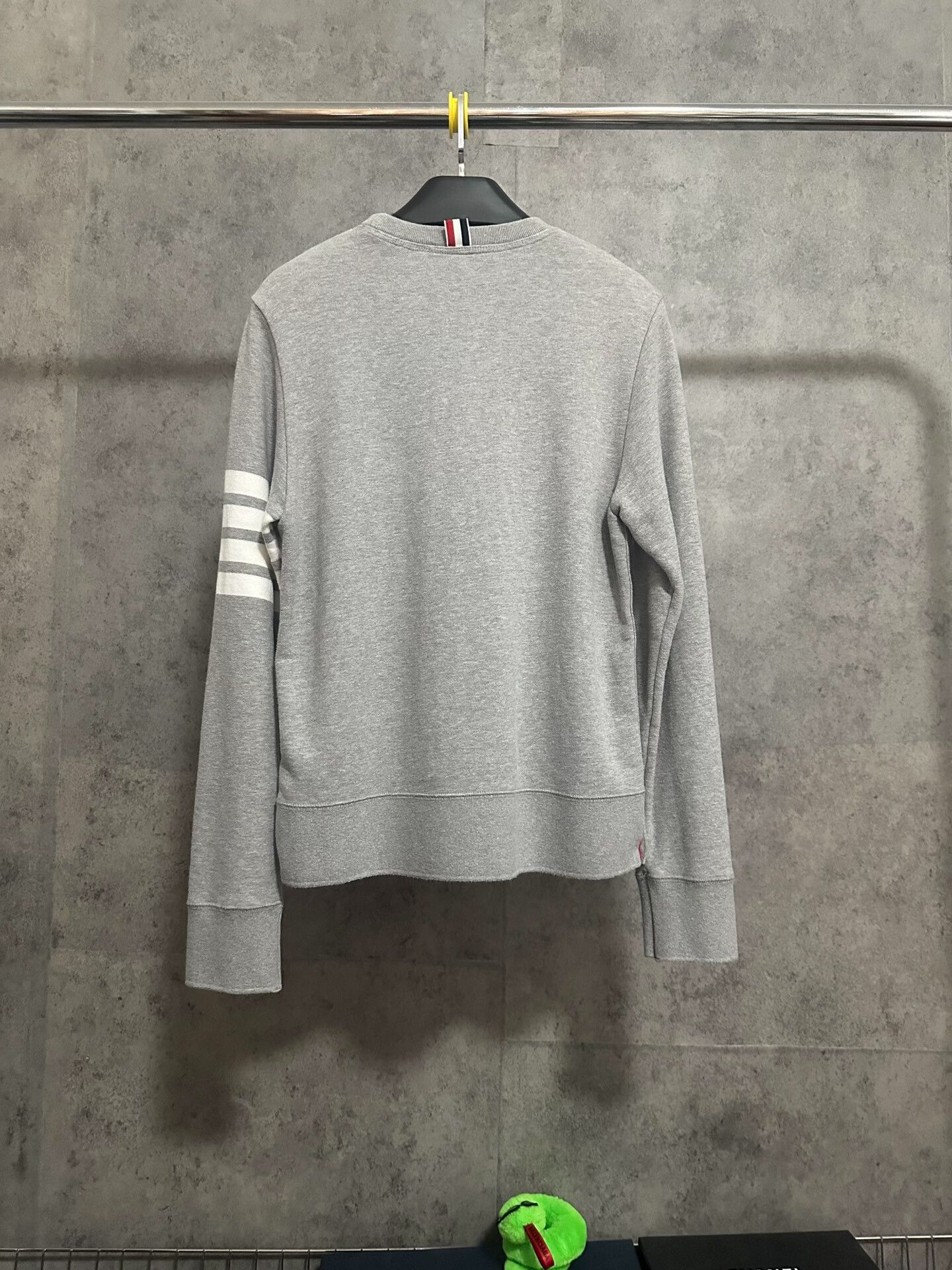 Thom Browne Thom Browne Classic Gray Four-Stripe Crewneck Size US M / EU 48-50 / 2 - 5 Thumbnail