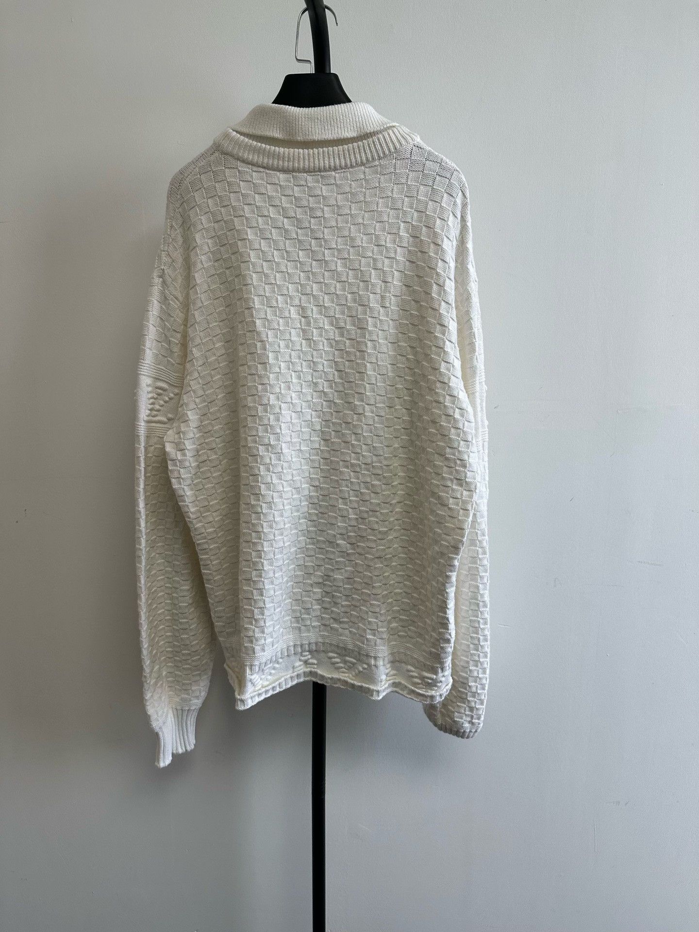 Louis Vuitton Louis Vuitton Damier Embossed White XXL Size US XXL / EU 58 / 5 - 2 Thumbnail