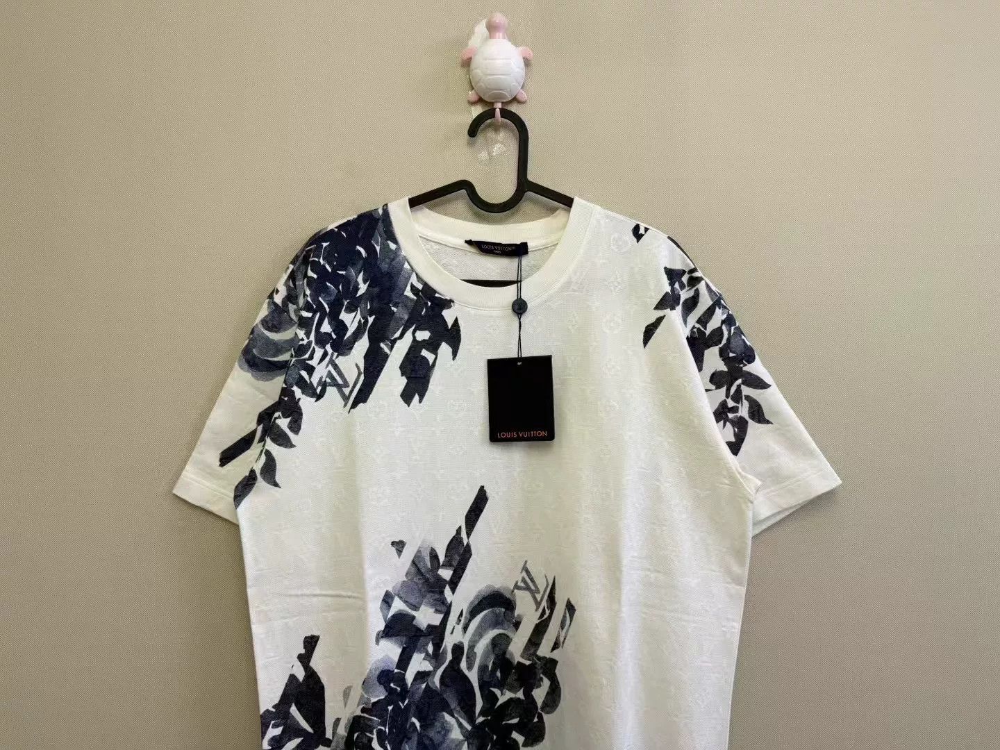 Louis Vuitton Louis Vuitton White Logo Water Plant T-Shirt Size US M / EU 48-50 / 2 - 2 Thumbnail