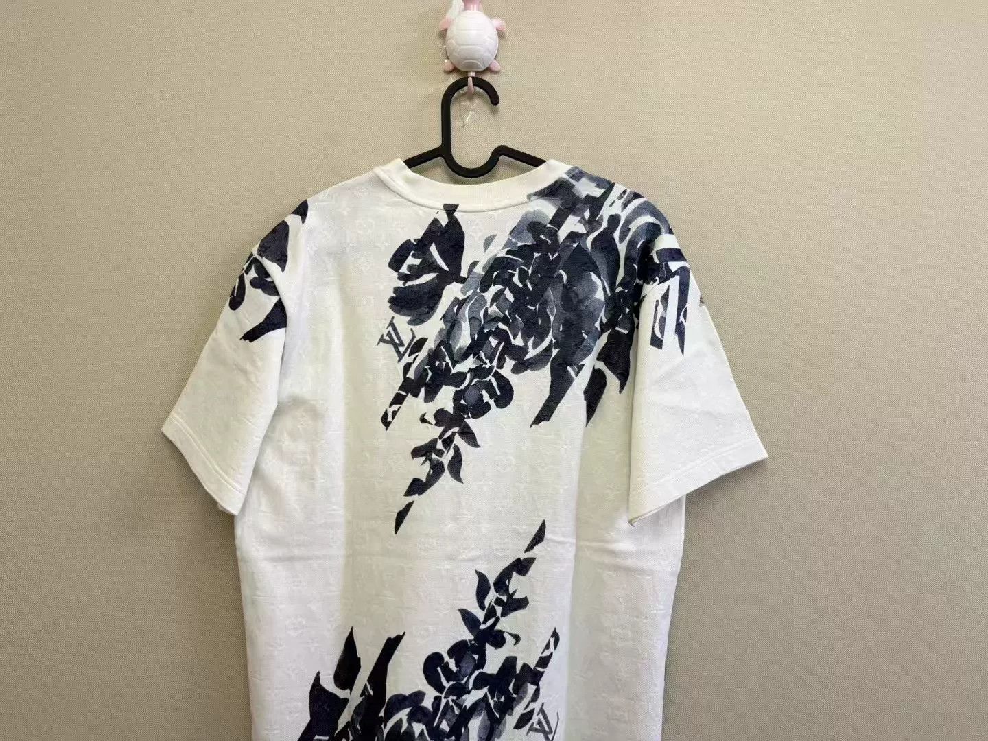 Louis Vuitton Louis Vuitton White Logo Water Plant T-Shirt Size US M / EU 48-50 / 2 - 5 Thumbnail