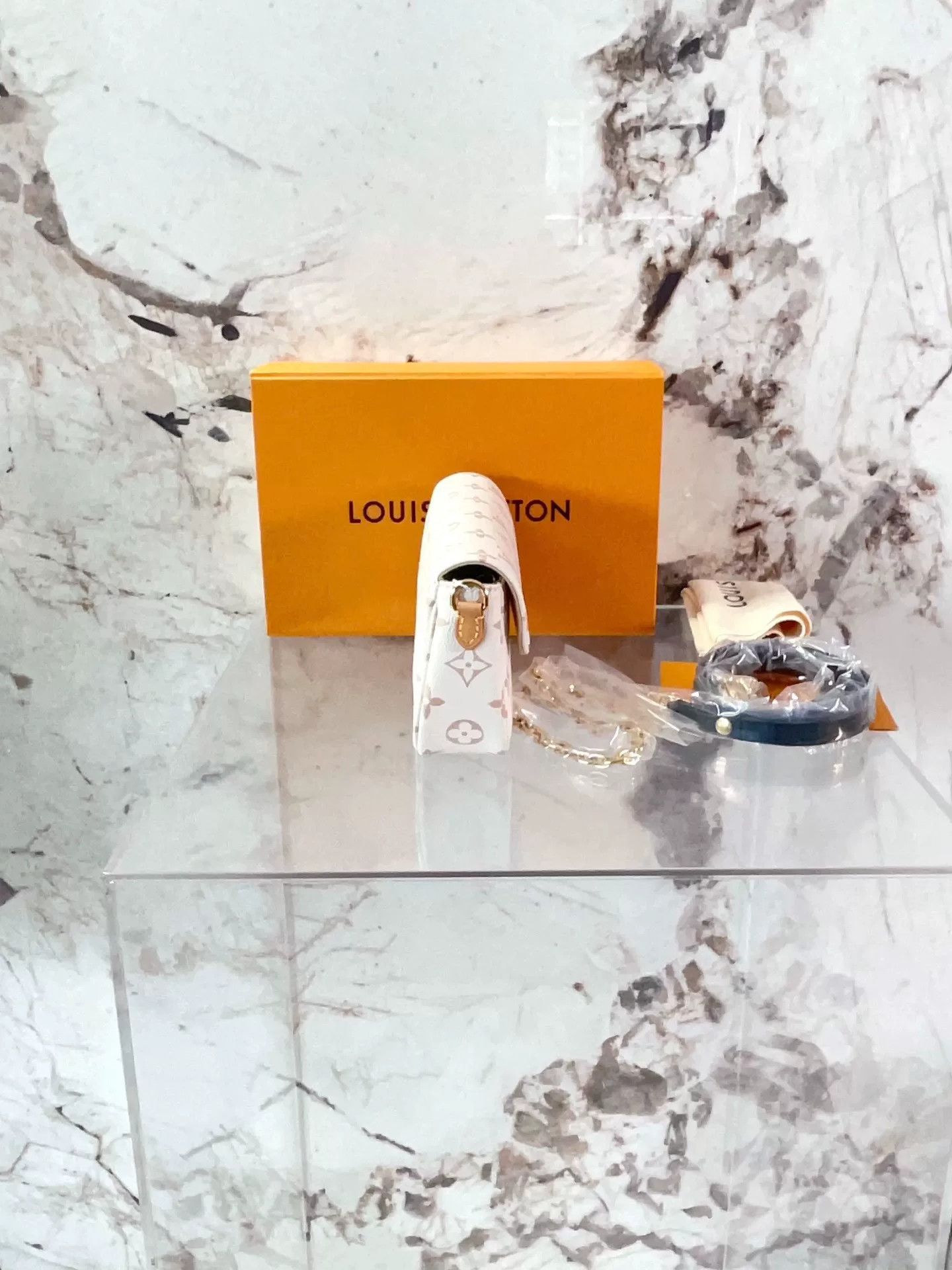 Louis Vuitton Pre-loved Bag Very good condition Size ONE SIZE - 3 Thumbnail