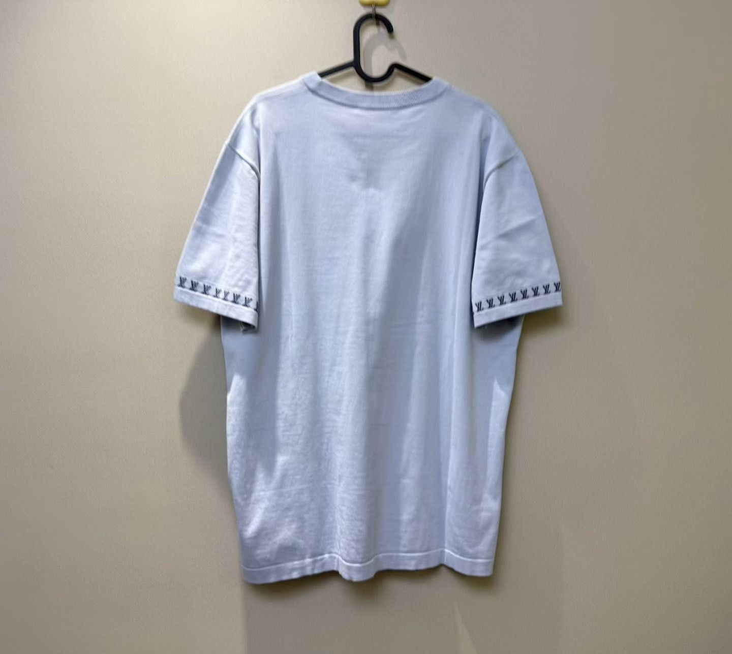 Louis Vuitton Louis Vuitton LV x Pharrell Cuff Logo Tee Size US XL / EU 56 / 4 - 4 Thumbnail