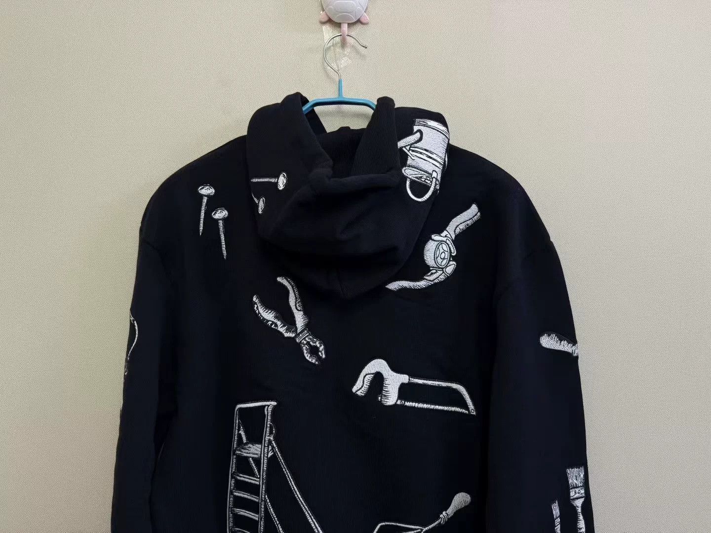 Louis Vuitton Louis Vuitton Black Embroidered Tool Hoodie Size US S / EU 44-46 / 1 - 5 Thumbnail
