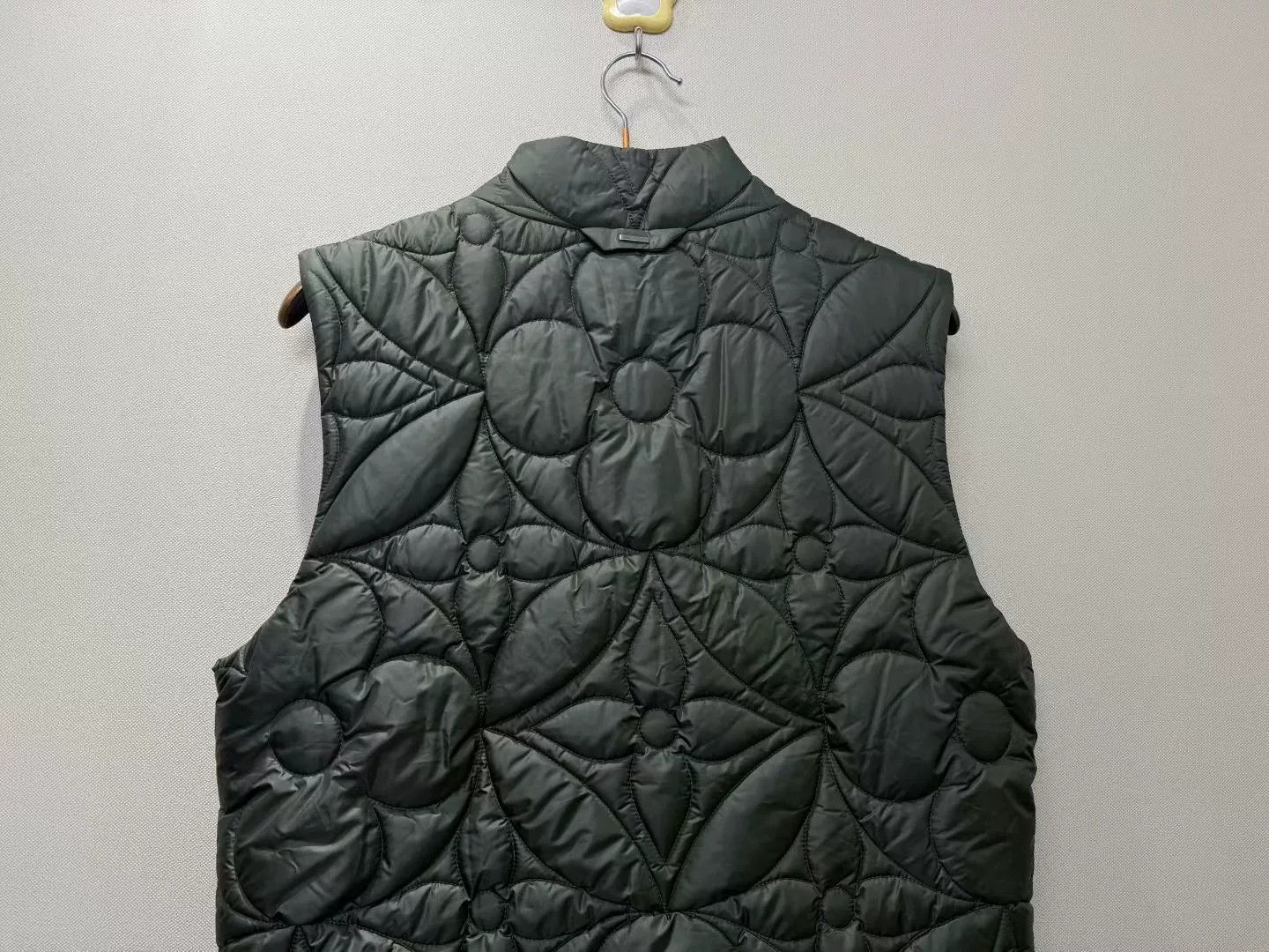 Louis Vuitton Louis Vuitton Logo Floral Puffer Vest Size US M / EU 48-50 / 2 - 5 Thumbnail