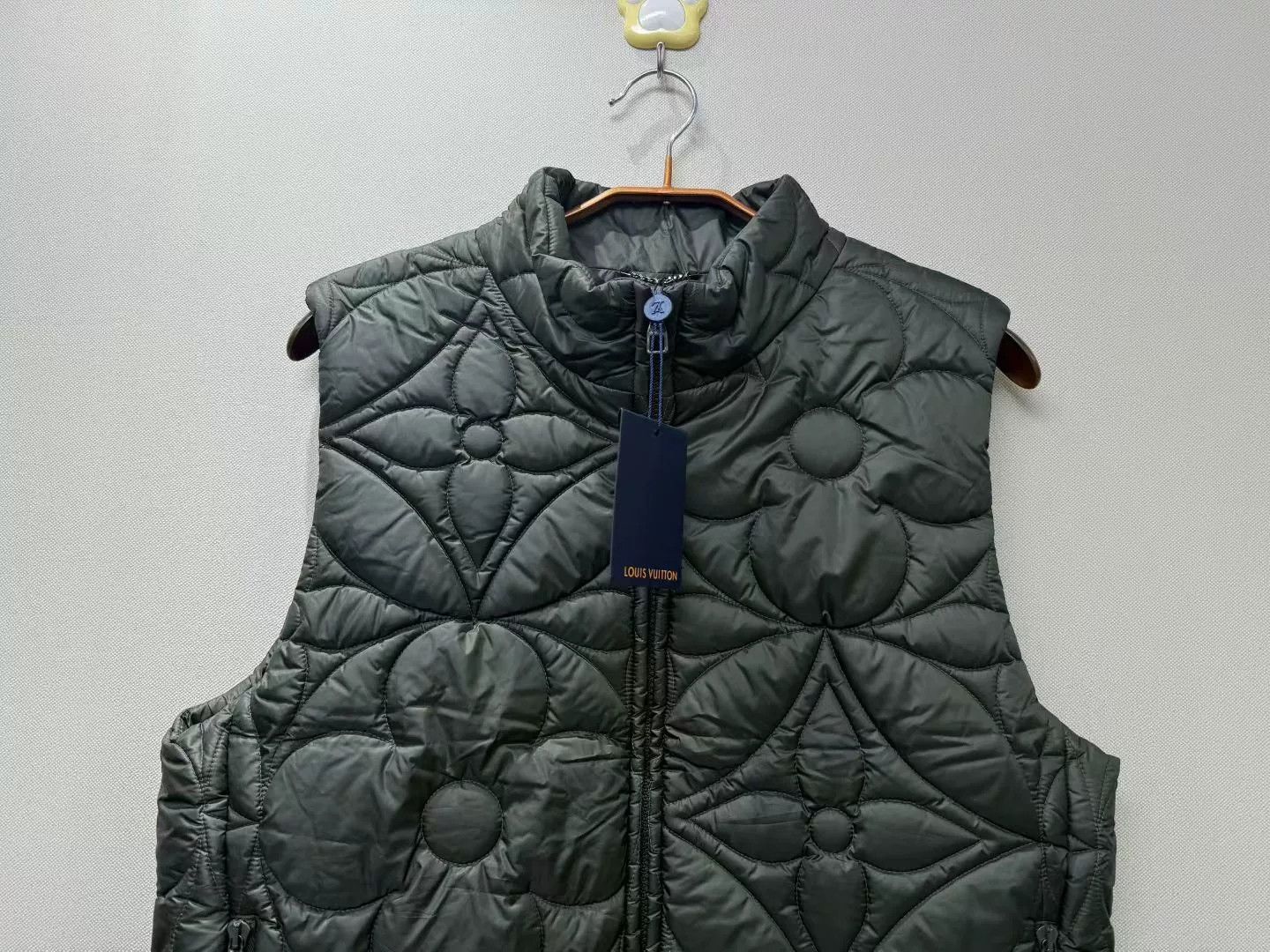 Louis Vuitton Louis Vuitton Logo Floral Puffer Vest Size US M / EU 48-50 / 2 - 2 Thumbnail