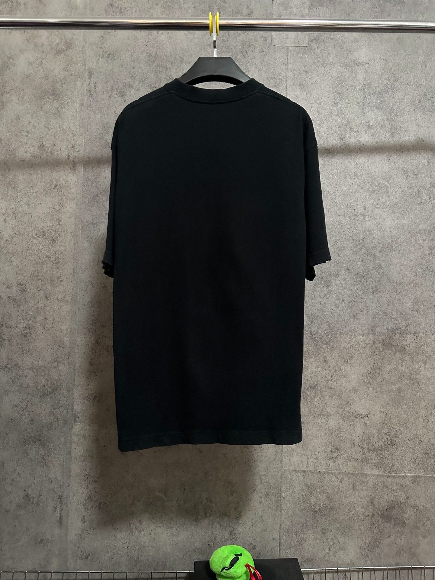 Balenciaga Balenciaga Distressed Script Logo T-shirt Size US XXS / EU 40 - 4 Thumbnail