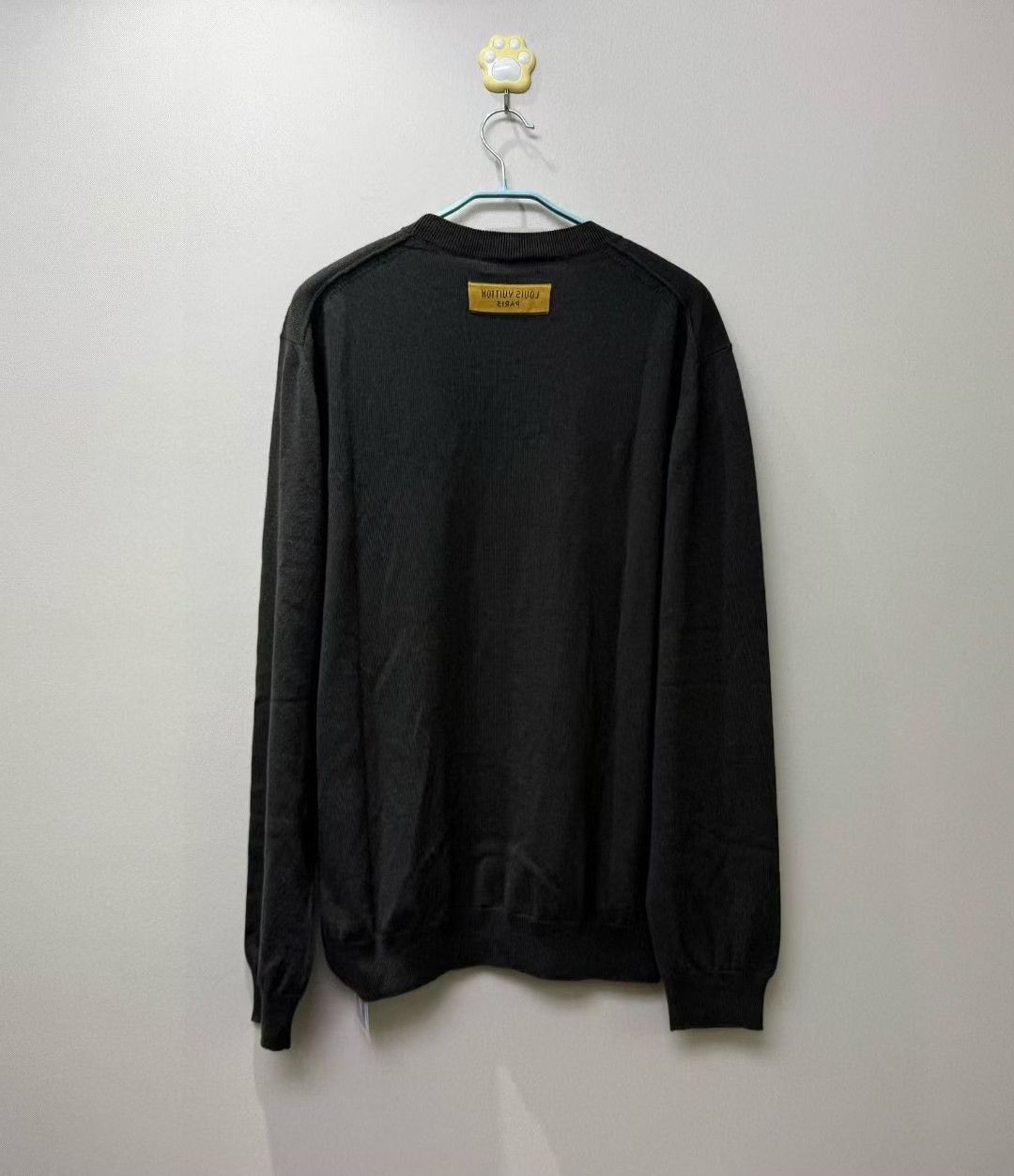 Louis Vuitton Louis Vuitton Gray Embossed Logo Sweater Size US XL / EU 56 / 4 - 4 Thumbnail