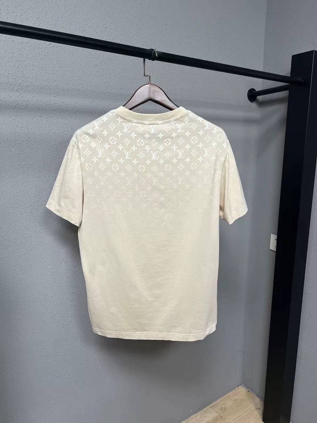 Louis Vuitton Louis Vuitton Milk Tea Gradient Logo Tee Size US L / EU 52-54 / 3 - 2 Thumbnail