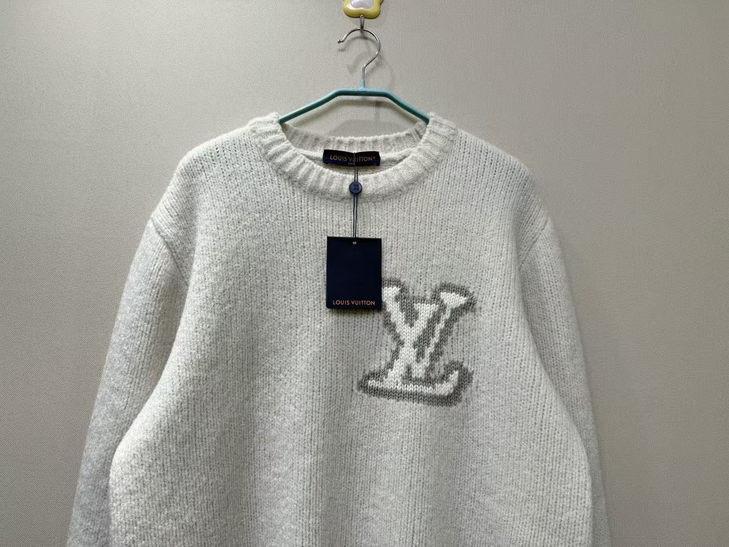 Louis Vuitton Louis Vuitton LV White Large Logo Sweater Size US XXL / EU 58 / 5 - 2 Thumbnail