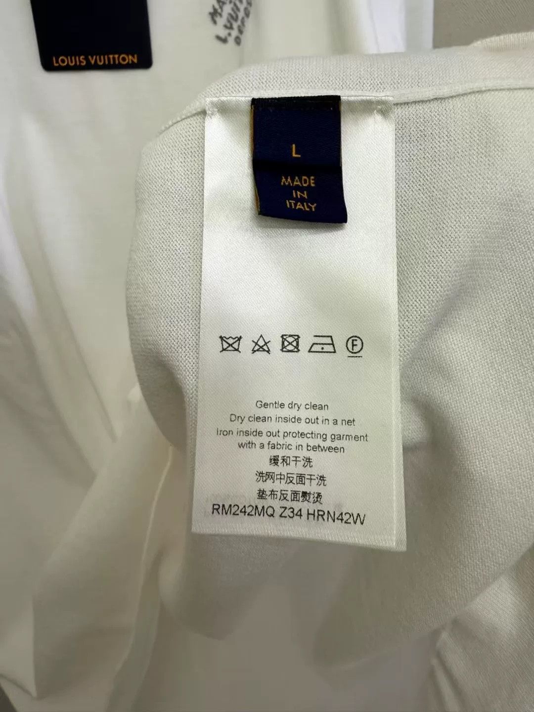 Louis Vuitton Louis Vuitton LV x Pharrell Logo Cuff T-Shirt Size US L / EU 52-54 / 3 - 3 Thumbnail