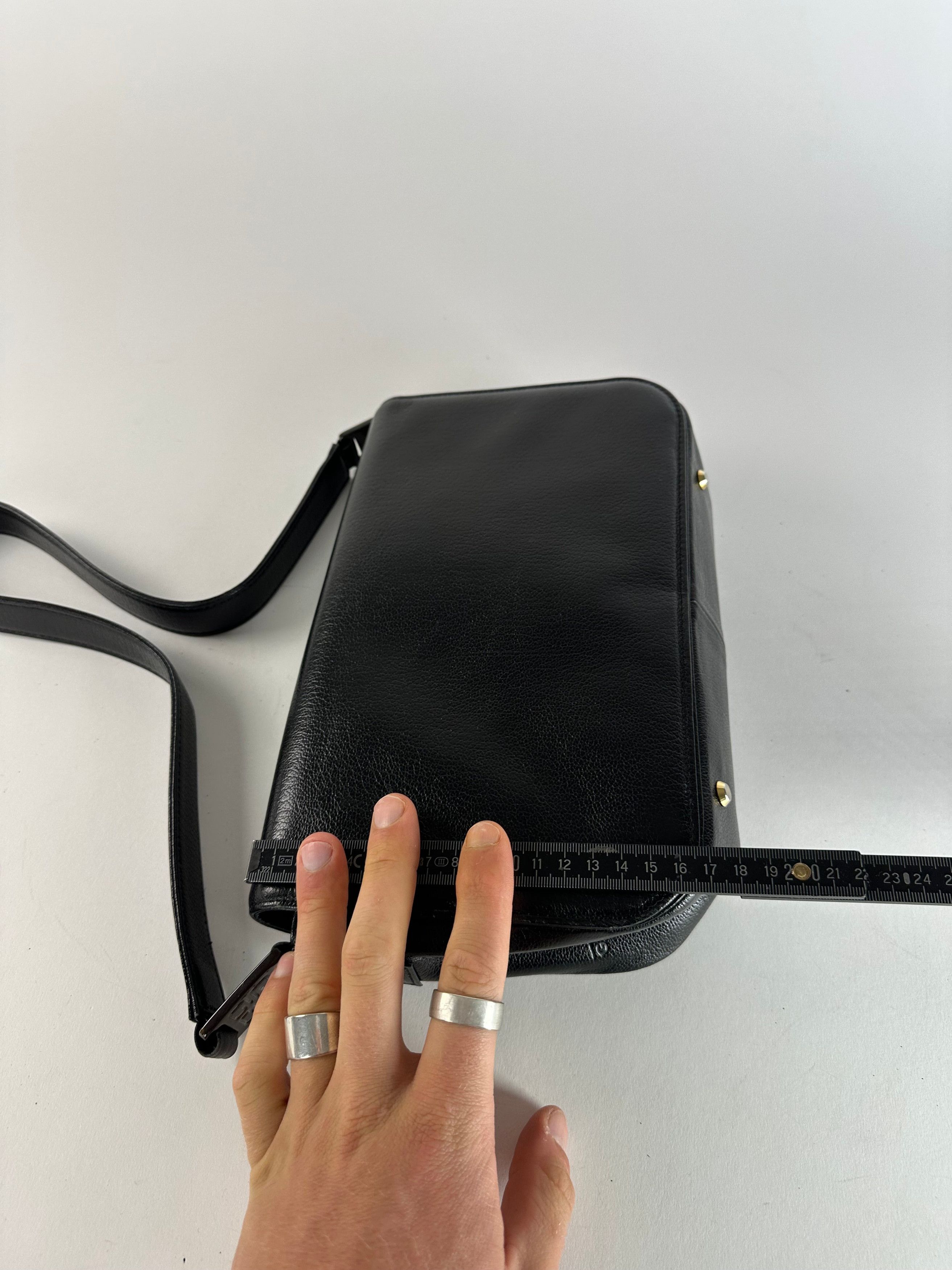 Givenchy Vintage Leather Shoulder Bag Black Size ONE SIZE - 9 Thumbnail