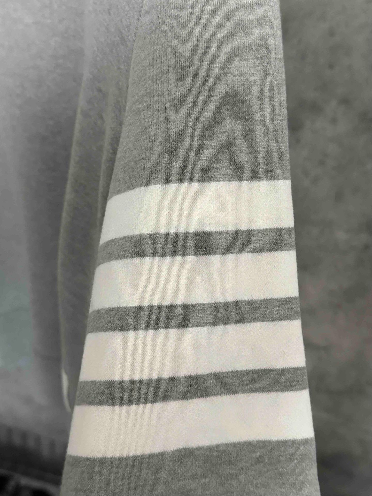 Thom Browne Thom Browne Classic Gray Four-Stripe Crewneck Size US XL / EU 56 / 4 - 3 Thumbnail