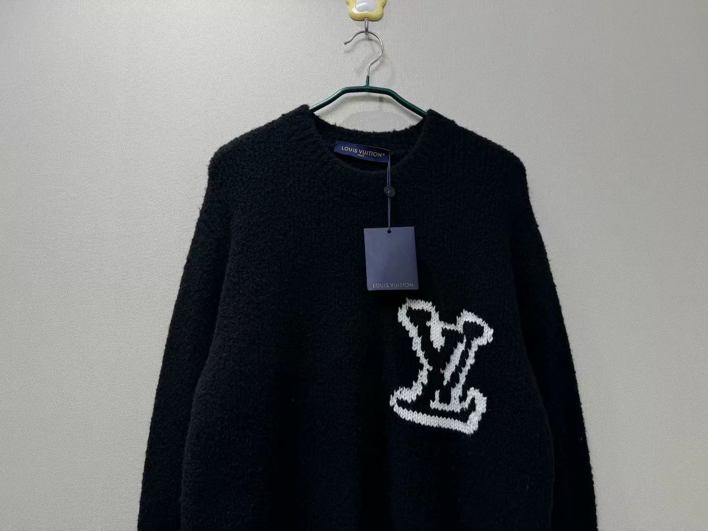 Louis Vuitton Louis Vuitton LV Black Large Logo Teddy Sweater Size US XL / EU 56 / 4 - 2 Thumbnail