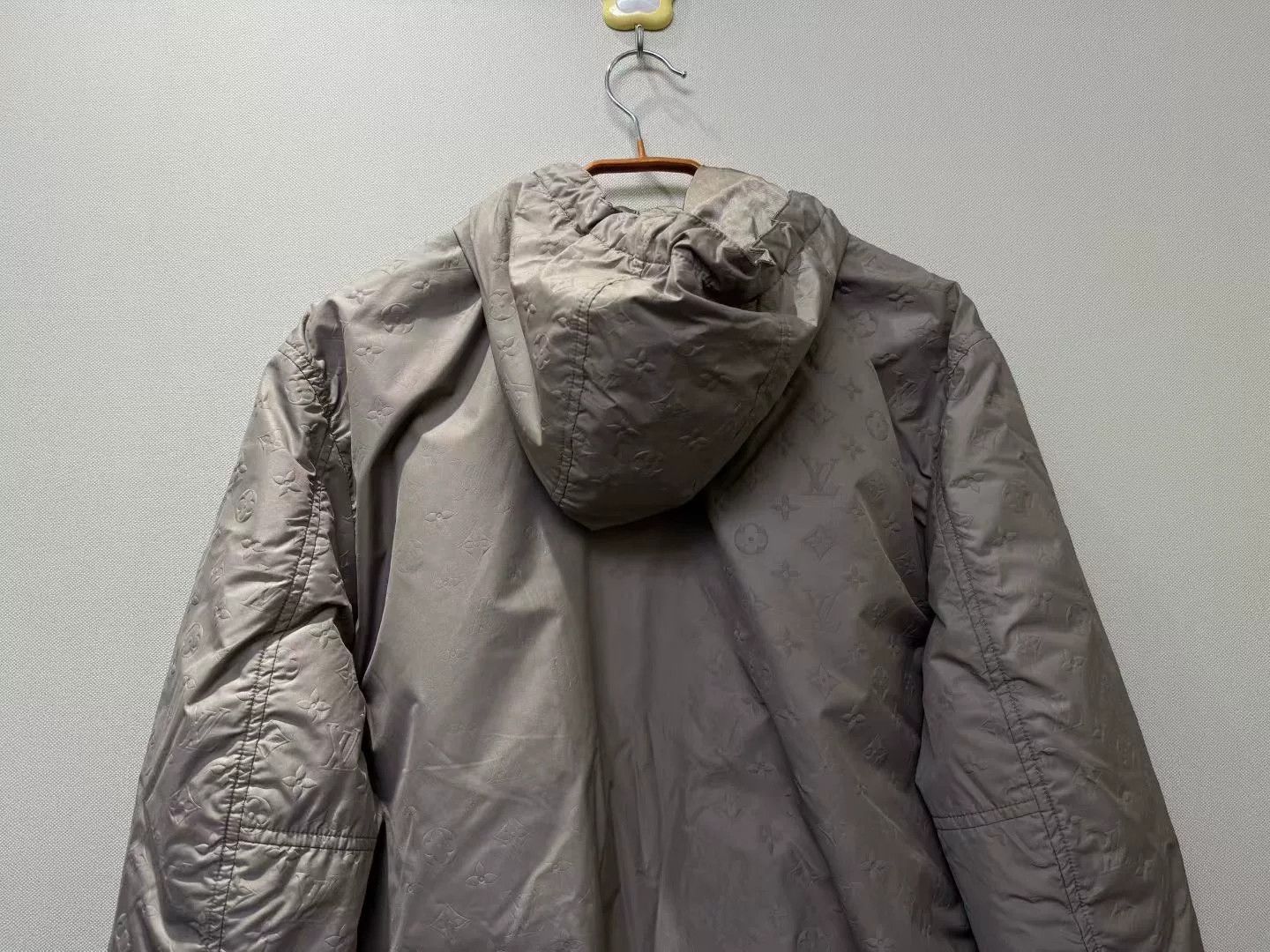 Louis Vuitton Louis Vuitton Khaki Embossed Logo Windbreaker Size US S / EU 44-46 / 1 - 5 Thumbnail
