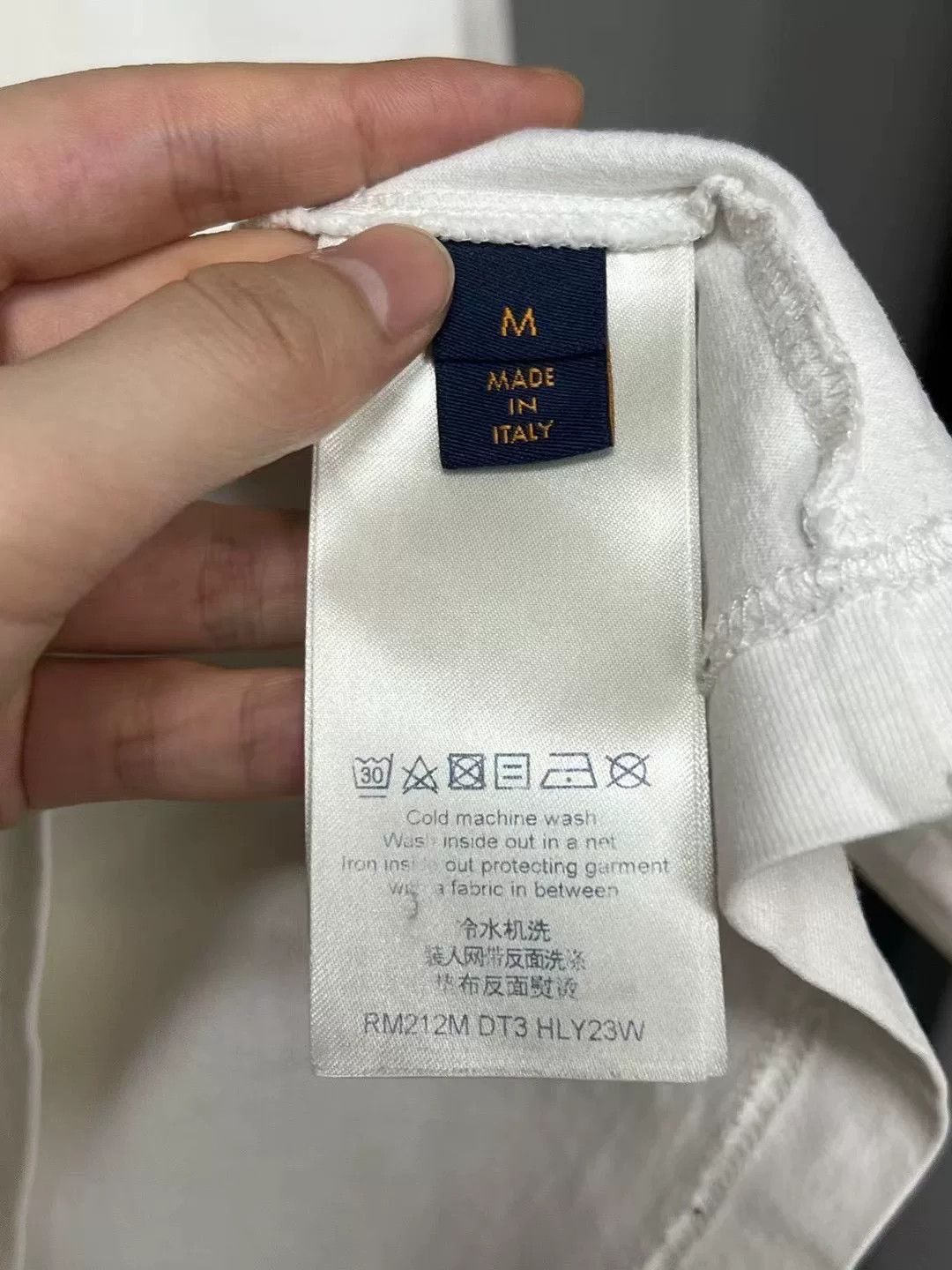 Louis Vuitton LV Embossed Logo Long-Sleeve Size US M / EU 48-50 / 2 - 3 Thumbnail