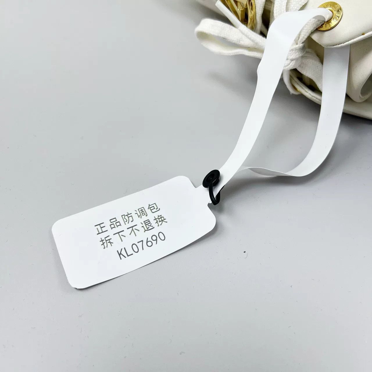 Louis Vuitton Louis Vuitton Metal Logo White Sneakers Size US 5.5 / IT 35.5 - 7 Thumbnail