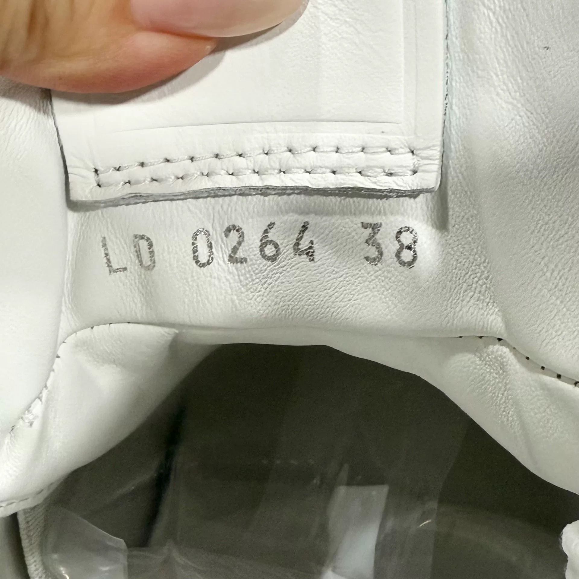 Louis Vuitton Louis Vuitton White Pink Embossed Sneakers Size US 7 / IT 37 - 7 Thumbnail