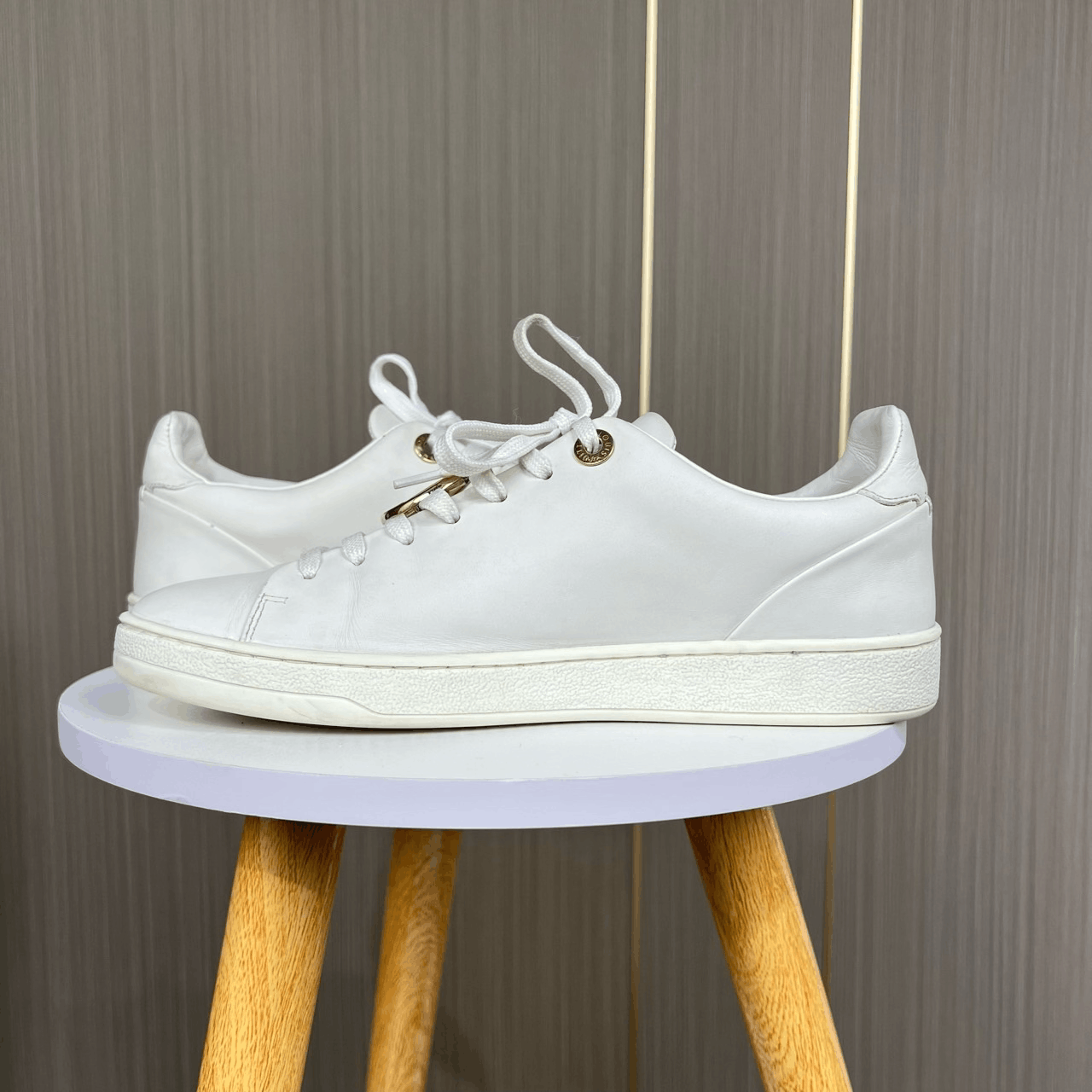 Louis Vuitton Louis Vuitton Metal Logo White Sneakers Size US 5.5 / IT 35.5 - 6 Thumbnail