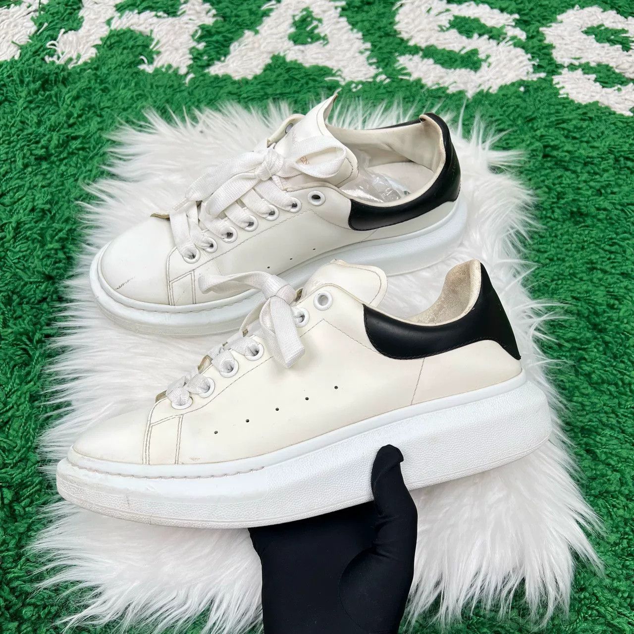 Alexander McQueen Alexander McQueen Black Tail Sneakers Size US 9.5 / EU 42-43 - 2 Thumbnail