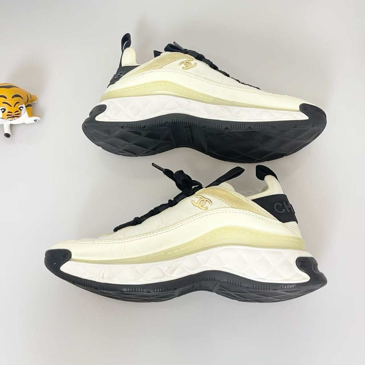 Chanel Chanel White Air Cushion Sneakers Size US 5 / IT 35 - 2 Thumbnail