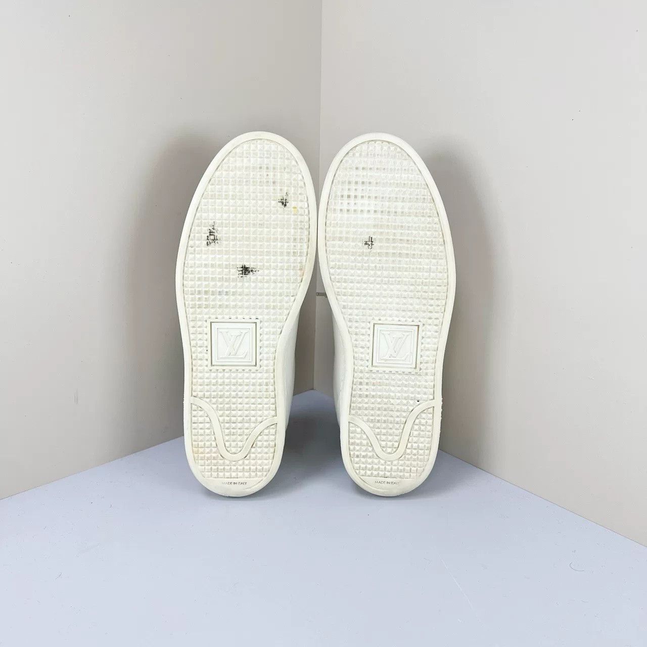 Louis Vuitton Louis Vuitton Metal Logo White Sneakers Size US 5.5 / IT 35.5 - 5 Thumbnail