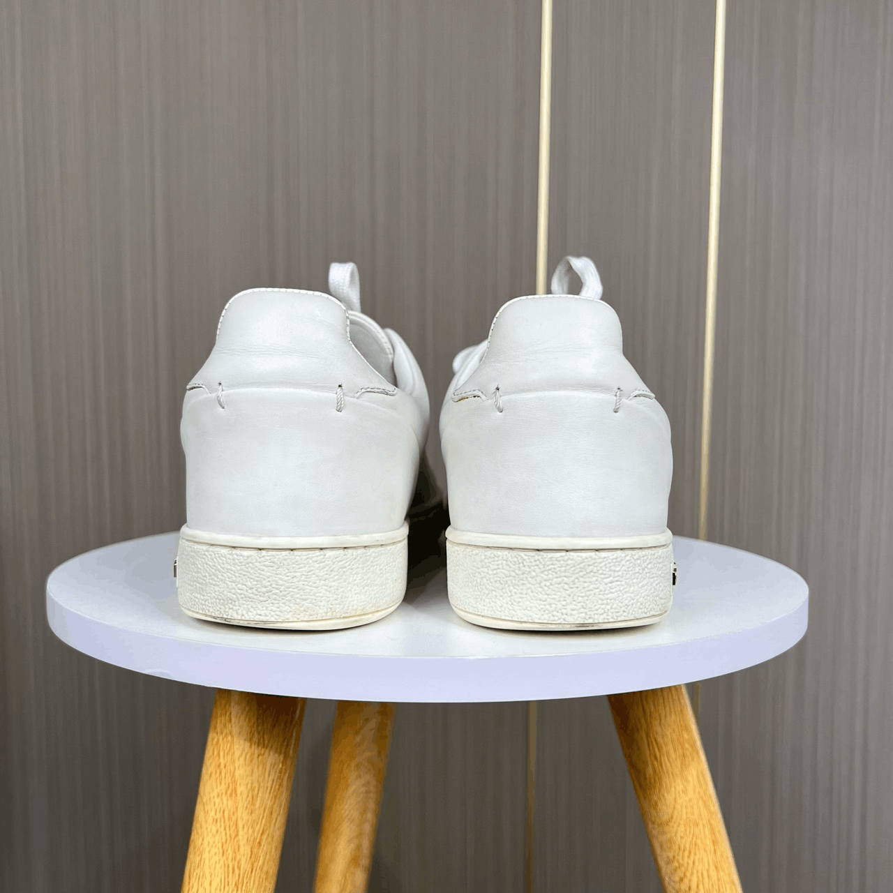 Louis Vuitton Louis Vuitton Metal Logo White Sneakers Size US 5.5 / IT 35.5 - 4 Thumbnail
