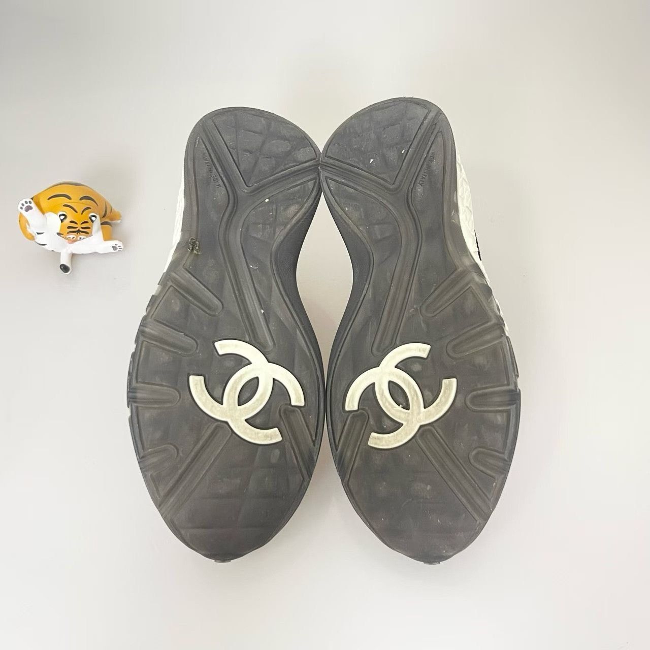 Chanel Chanel Pink Double C Sneakers Size US 5 / IT 35 - 6 Thumbnail