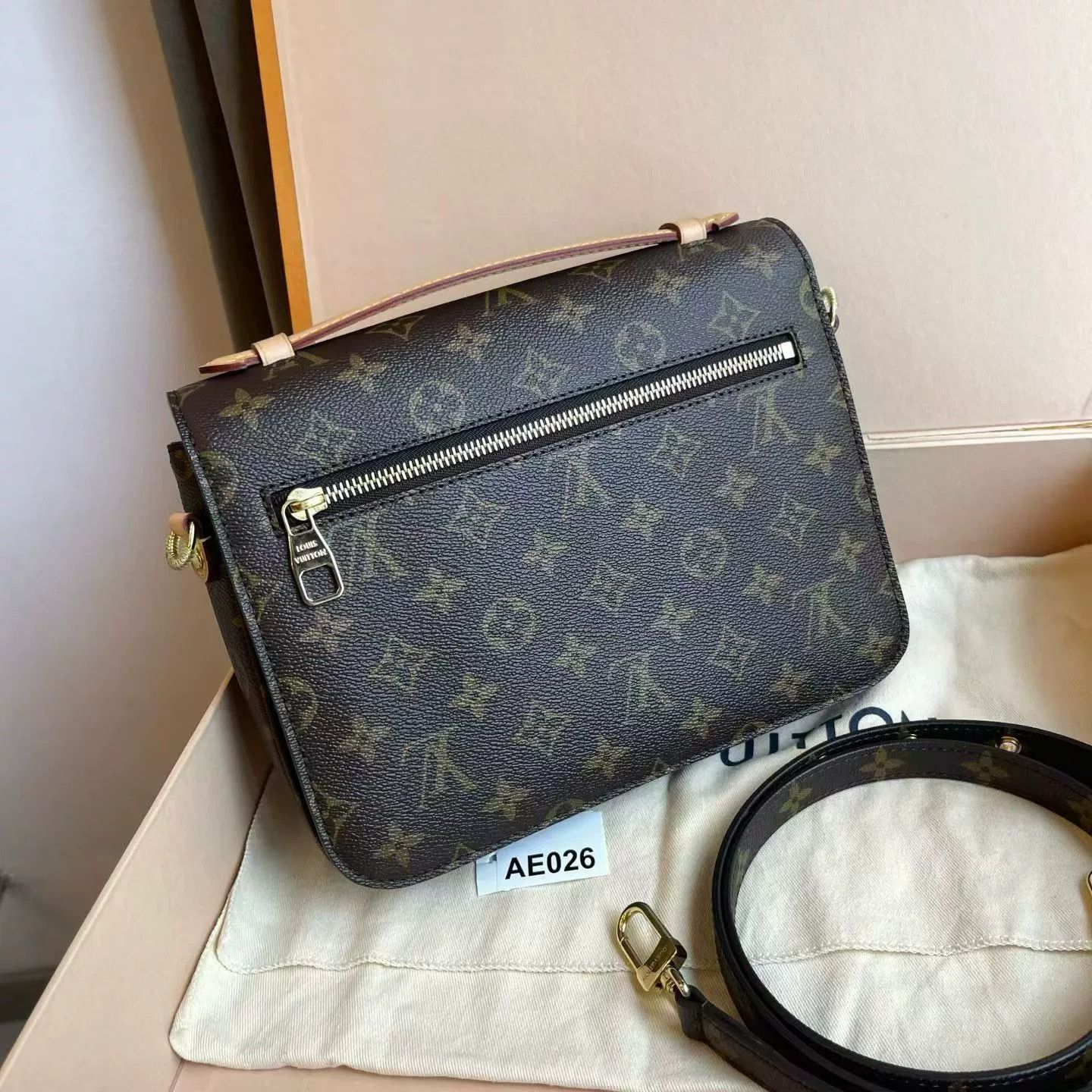 Louis Vuitton Pre-loved Bag Very good condition Size ONE SIZE - 5 Thumbnail